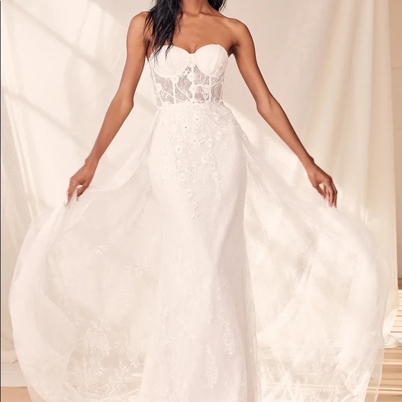 White Lace Bustier Embroidered Dress w/ Train 🤍 - Picture 11 of 15